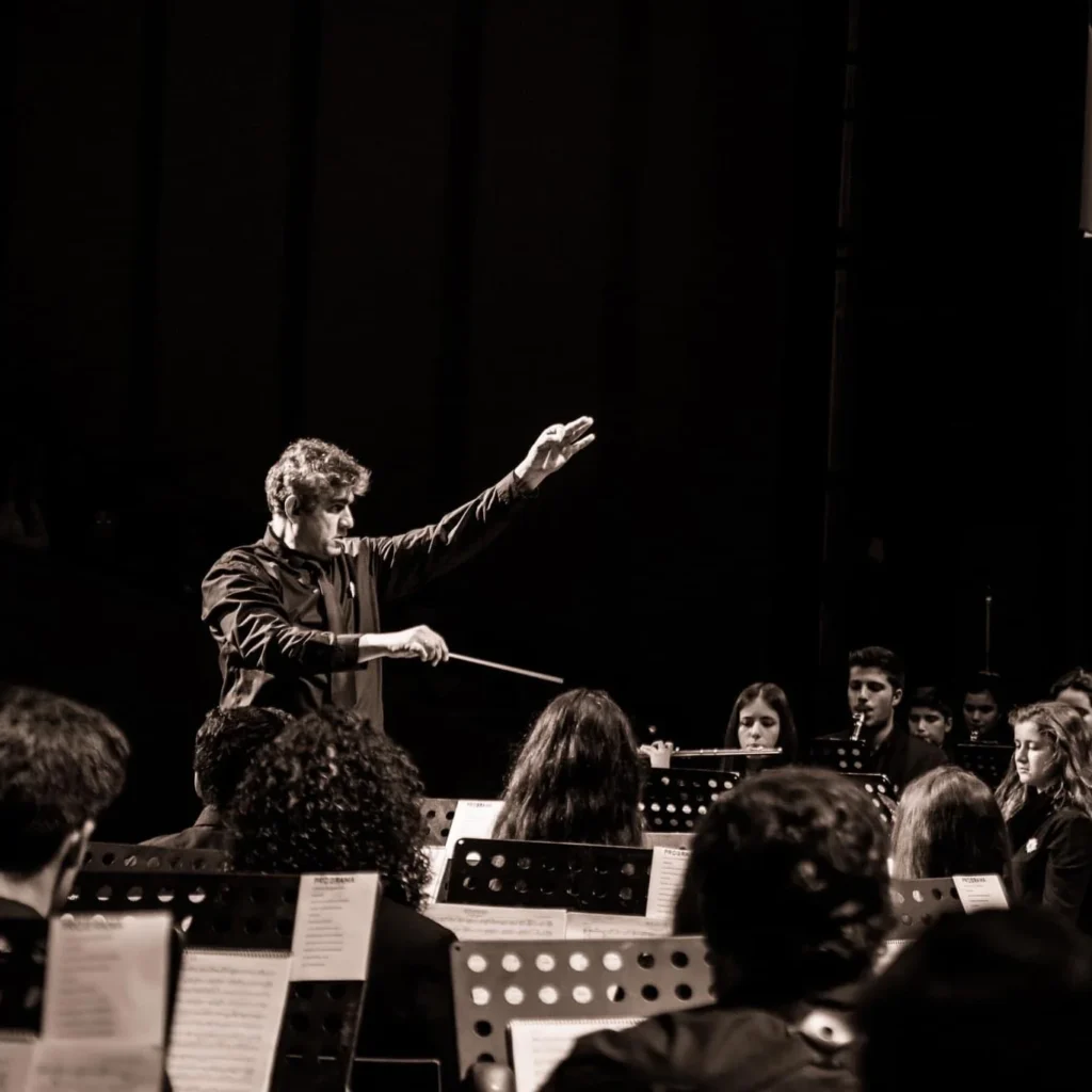 El director guiando a la banda de música
