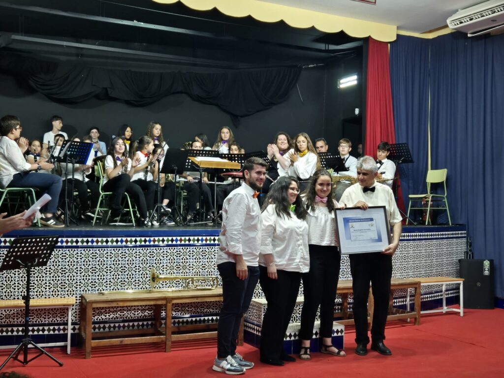 Entregando diploma aula de música